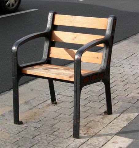 כיסא נגיש למנוחה ברחוב